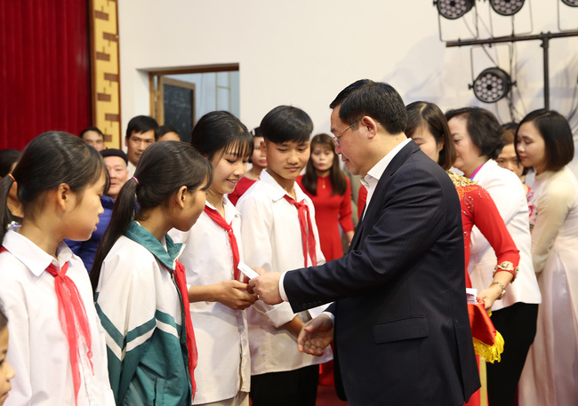 Phó Thủ tướng Vương Đình Huệ tặng quà các nạn nhân chất độc da cam/dioxin và người nghèo