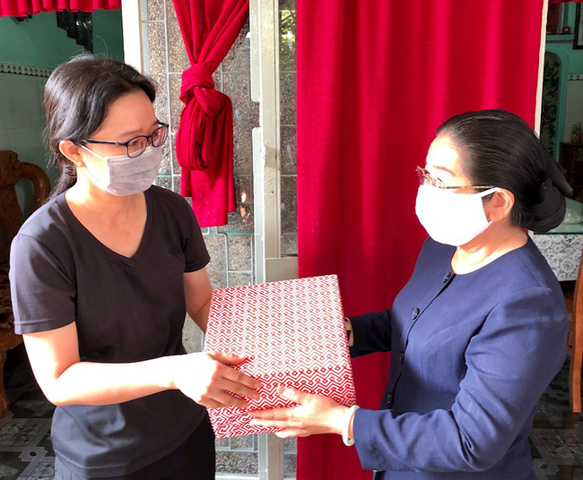 Lãnh đạo TP.HCM đến thăm chủ nhà trọ hỗ trợ, chia sẻ khó khăn với công nhân