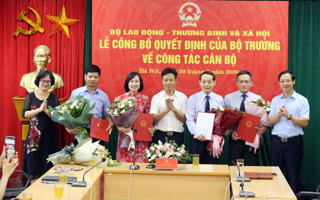 Trao quyết định bổ nhiệm lãnh đạo cấp Vụ thuộc Tổng cục GDNN