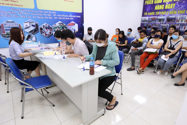Trung tâm Dịch vụ việc làm Hà Nội: Hơn 35.000 lao động đến làm thủ tục đăng ký bảo hiểm thất nghiệp