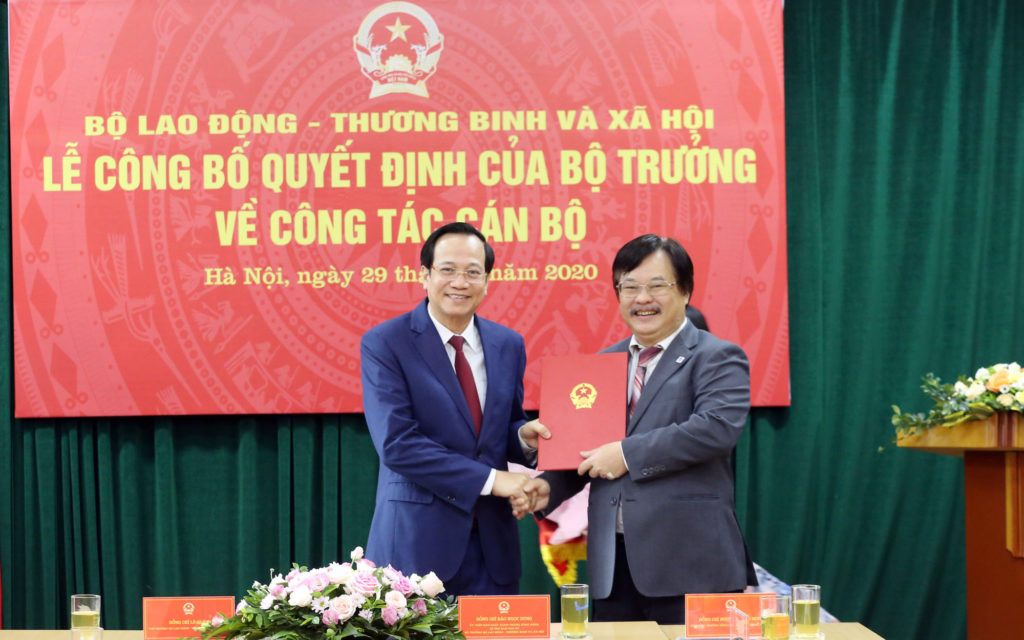 Bộ trưởng Đào Ngọc Dung trao quyết định hưởng chế độ BHXH cho Tổng Cục trưởng Nguyễn Hồng Minh