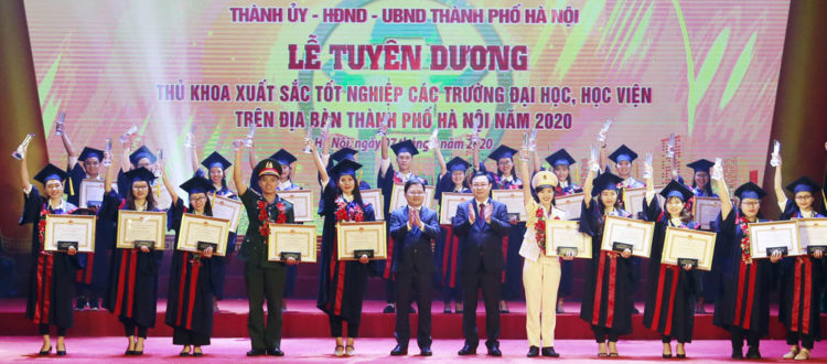 Hà Nội tuyên dương 88 thủ khoa xuất sắc năm 2020