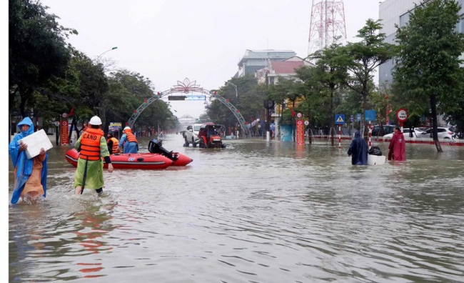Tặng 2.500 thẻ bảo hiểm y tế cho đồng bào lũ lụt miền Trung và Tây Nguyên