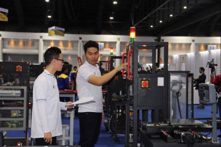 Chuyện về “Bộ đôi vàng” nghề bảo trì CNC