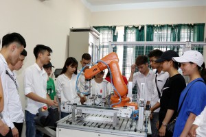 Chất lượng nguồn nhân lực và nhu cầu của thị trường:  Thách thức từ phía người sử dụng lao động