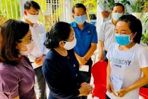 Lãnh đạo TP.HCM đến thăm chủ nhà trọ hỗ trợ, chia sẻ khó khăn với công nhân