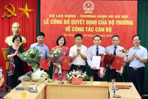 Trao quyết định bổ nhiệm lãnh đạo cấp Vụ thuộc Tổng cục GDNN