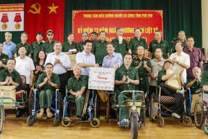 Phó Chủ tịch Quốc hội Đỗ Bá Tỵ thăm, tặng quà thương binh, gia đình chính sách tỉnh Phú Thọ