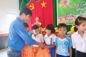 Sóc Trăng: Trao quà trẻ em nghèo hiếu học nhân dịp Tết trung thu
