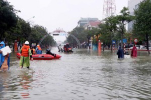 Tặng 2.500 thẻ bảo hiểm y tế cho đồng bào lũ lụt miền Trung và Tây Nguyên