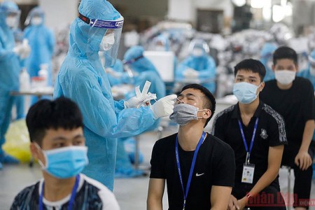 Quan tâm người lao động trong khu công nghiệp trước các “đợt sóng” Covid-19