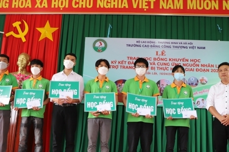 Trường CĐ Công Thương trao học bổng khuyến học, ký kết đào tạo cung ứng nguồn lao động tại Đắk Lắk