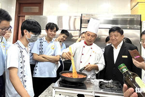 Học sinh lớp 9 thích thú trải nghiệm tìm hiểu nghề