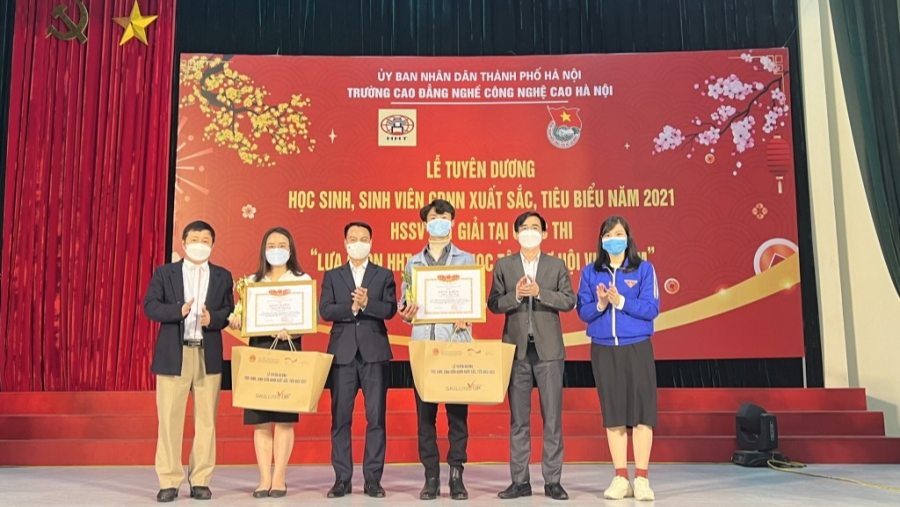 Trường CĐ Nghề Công nghệ cao Hà Nội trao thưởng cho hơn 130 học sinh, sinh viên xuất sắc