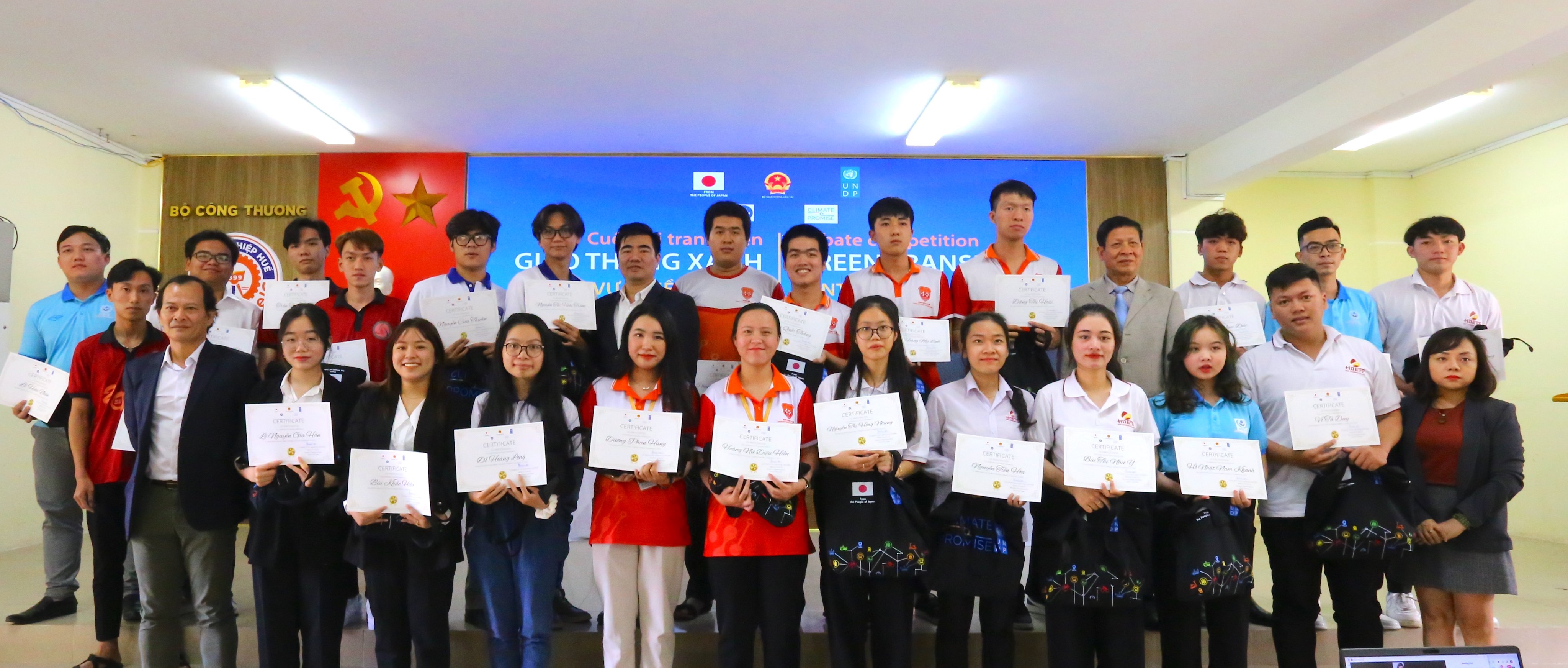 Các cử nhân Công nghệ thông tin đứng đầu Vòng miền Trung Cuộc thi Tranh biện Giao thông Xanh