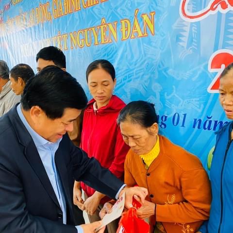 Bộ trưởng Bộ Nguyễn Chí Dũng được Công đoàn Viên chức Việt Nam trao giải Cống hiến