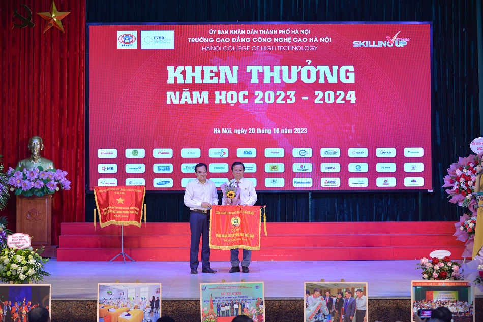 Lễ khai giảng ý nghĩa: Trường CĐ Công nghệ cao Hà Nội nhận cở thi đua của Chính phủ