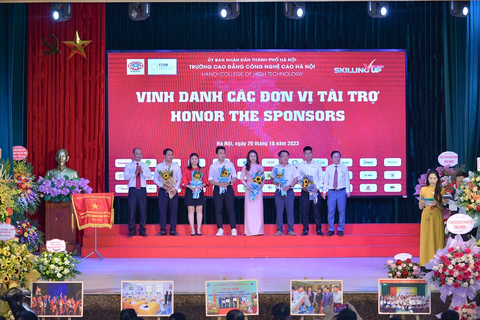 Lễ khai giảng ý nghĩa: Trường CĐ Công nghệ cao Hà Nội nhận cở thi đua của Chính phủ