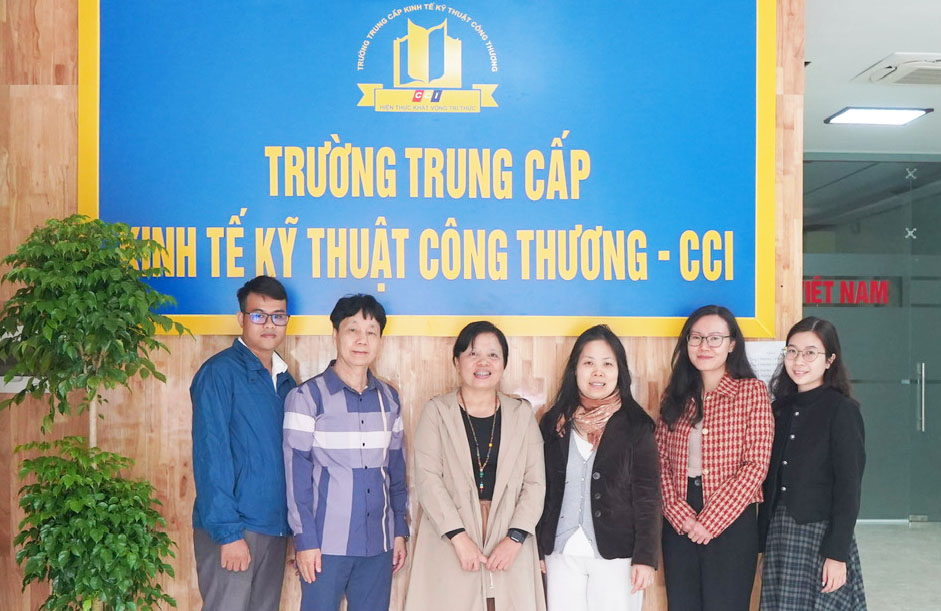 Đại diện BTC hội thảo "Hợp tác Đào tạo nghề Việt Nam - Phần Lan" thăm một số trường đăng ký tham gia