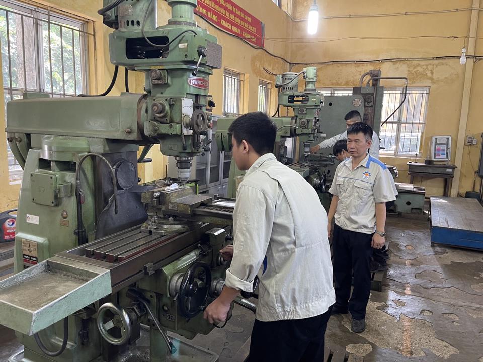 Sinh viên trường Cao đẳng nghề Công nghiệp Hà Nội được đào tạo nghề cấp độ Khu vực ASEAN được các tập đoàn, doanh nghiệp FDI tuyển dụng vào làm việc với mức lương khá cao.