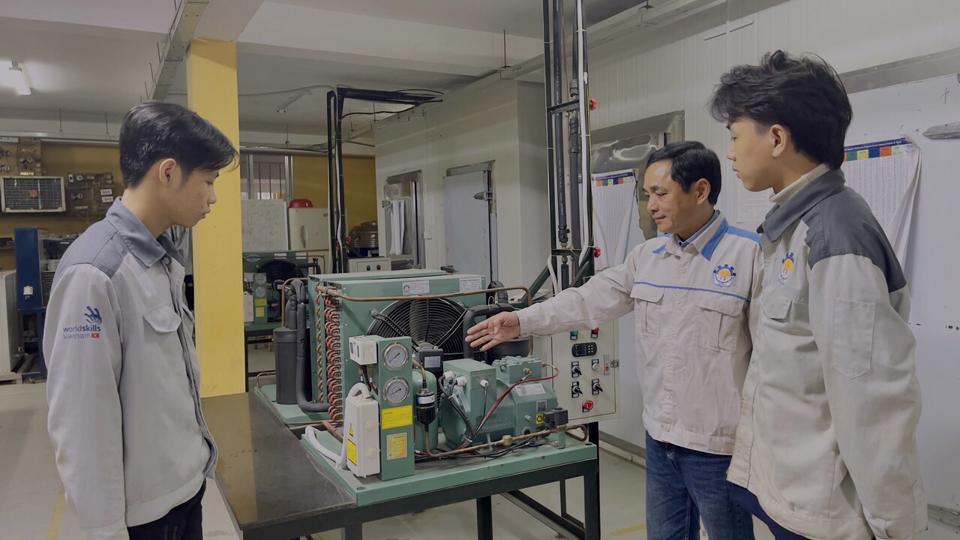 Học sinh đang học nghề Kỹ thuật máy lạnh và điều hòa không khí tại trường Cao đẳng nghề Công nghiệp Hà Nội.